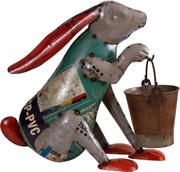 Kovový zajac s vedrom v štýle upcycle 570x270x540