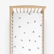 Goldea bavlnená napínacia plachta do detskej postieľky - čučoriedky 60 x 120 cm