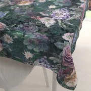 Biante Dekoračný obdĺžnikový obrus BM-010 Veľké fialové kvety na tmavo zelenom 50x100 cm