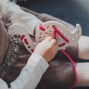 Montessori drevená prepletacia hračka - dinosaurus Max