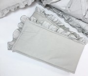 INTERMEDIC SK Mantinel do postieľky Sivý s volánikom – elegantná ochrana a štýlový doplnok pre bábätko