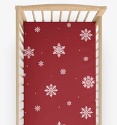 Goldea bavlnená napínacia plachta do detskej postieľky - snehové vločky na červenej 60 x 120 cm