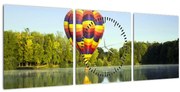 Obraz teplovzdušného balóna na jazere (s hodinami) (90x30 cm)