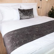 Biante Zamatový prehoz/behúň na posteľ Isabela IBL-004 Gold Design tmavo sivý 50x140 cm