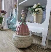 Ružová dekoratívna vianočná hracia skrinka zámocká pani - Ø 12*19 cm