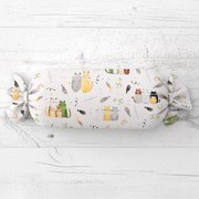 Biante Detský vankúš valec bonbon Sandra SA-652 Mačací svet zeleno-žltý na bielom 15x40 cm
