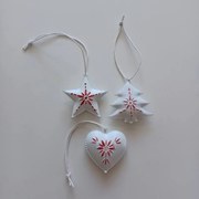 DECOLED Sada kovových vánočních závěsných ozdob s patinou, jemná červená, stromeček, srdce, hvězda