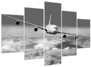 Obraz - Lietadlo v oblakoch, čiernobiele (150x105 cm)