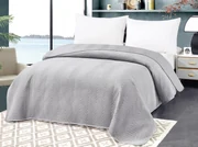 Svetlosivý zamatový prehoz na posteľ so vzorom ARROW VELVET Rozmer: 170 x 210 cm