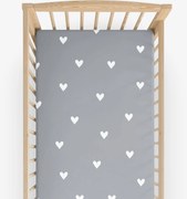 Goldea bavlnená napínacia plachta do detskej postieľky - srdiečka na sivom 60 x 120 cm