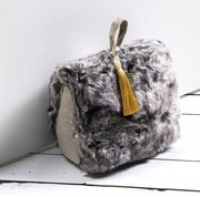 Šedá chlpatá dverná zarážka so zlatým strapcom Wolf grey - 15*22*18cm