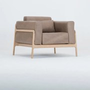 Svetlohnedé kreslo z byvolej kože konštrukciou z masívneho dubového dreva Gazzda Fawn