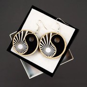 AMADEA Drevené náušnice Jin jang, 4 cm, český výrobok