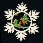 AMADEA Drevená ozdoba farebná vločka so srnkami 6 cm