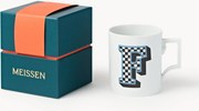 Westwing x MEISSEN, Ručne vyrobený hrnček's iniciálami a ozdobným motívom