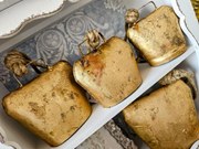 Zlatý kovový zvonček v tvare kravského zvonu - 14*7*15cm