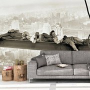 Sablio Tapeta Ležiaci murári na traverze - 125x75 cm