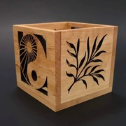 AMADEA Drevený svietnik kocky s motívom jin-jang a vetvičky, masívne drevo, 10x10x10 cm