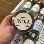 PIPPER. Nálepky na koreničky - Indický balíček "Masala Bazaar" Veľkosť: 4 cm