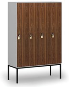 Drevená šatníková skrinka S4 s podnožou, 4 oddiely, 1871 x 1200 x 500 mm, demont, otočný zámok, sivá/orech