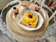 Transparentný servírovací tanier so strieborným okrajom a zdobením - Ø 33*2 cm