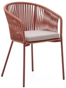 Terakotová kovová/polstrovaná záhradná stolička Yanet – Kave Home