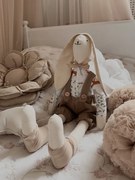 Plyšový králik v béžových mušelínových montérkach s menom dieťaťa