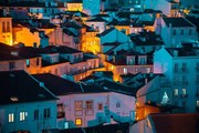 Fotografia Density of row houses in Lisbon old town, Chanachai Panichpattanakij