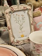 Pastelovo ružový fotorámik so zdobením a kvetmi - 16*2*21 cm / 10*15 cm
