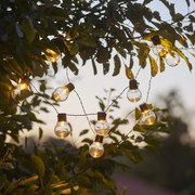 STAR TRADING Vonkajšia svetelná LED reťaz na solárne napájanie Black Partaj – 10 žiaroviek