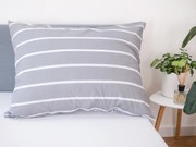 Obliečka na vankúš 70 × 90 cm – Kamala tmavosivé / biele