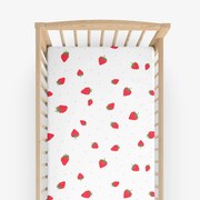 Goldea bavlnená napínacia plachta do detskej postieľky - svieže jahody 60 x 120 cm