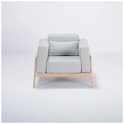 Kreslo s konštrukciou z dubového dreva s modrosivým textilným sedadlom Gazzda Fawn