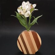 AMADEA Drevená váza guľatá so šikmými pruhmi, masívne drevo štyroch druhov drevín, výška 15 cm