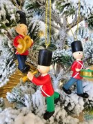 Červeno-zelená závesná dekorácia vojačik s rúrkou - 4*2*8 cm