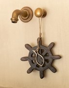 Drevená dekorácia hnedé kormidlo s rybkou Helm Fish - Ø 15*2,5 cm