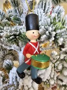 Červeno-zelená závesná dekorácia vojačik s bubienkom - 4*2*8 cm