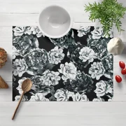 Biante Zamatové prestieranie na stôl Tamara TMR-040 Čierno-biele pivonky na čiernom 30x40 cm