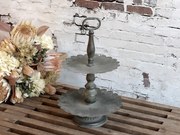 Šedý antik kovový 2-poschodový etažér Lace edge - Ø 27*42 cm