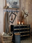 Hnedá antik drevená nástenná polička s kovovými háčikmi Hael - 92*18*25cm