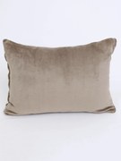 Obliečka na vankúš mikroplyš 50 × 70 cm - Laura sivohnedá