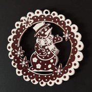 AMADEA Drevená ozdoba perníček tmavý - snehuliak 6 cm