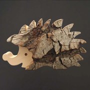 AMADEA Drevená dekorácia ježko s kôrou, masívne drevo, 15 cm