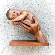 Bábätko v náručí - drevorezba