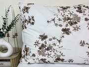 Obliečka na vankúš Hnedé kvety 70x90 cm – jemný prírodný vzor, 100 % bavlna, zips