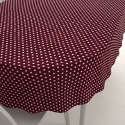 Biante Bavlnený oválny obrus Sandra SA-351 Biele hviezdičky na tmavo červenom 100x140 cm