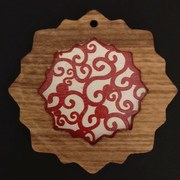 AMADEA Drevená ozdoba z masívu s farebným vkladom - vločka s ornamentom 8 cm