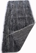 Tmavý koberec z ovčej vlny