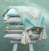 Mintovo-azúrový vankúš so strapcami a výplňou Pompom - 67*32cm