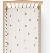 Goldea vianočná bavlnená napínacia plachta do detskej postieľky - perníčky s prúžkami 60 x 120 cm